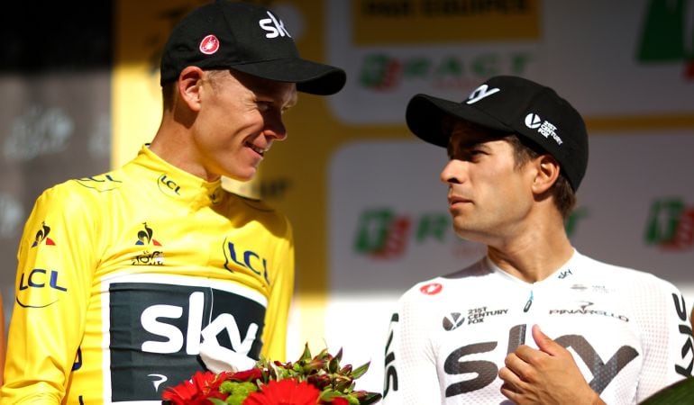 Mikel Landa charla con Chris Froome al final de la etapa