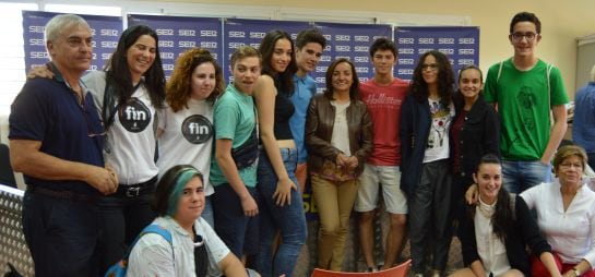 Pepa Bueno con parte de los estudiantes del instituto Aldebarán de Alcobendas