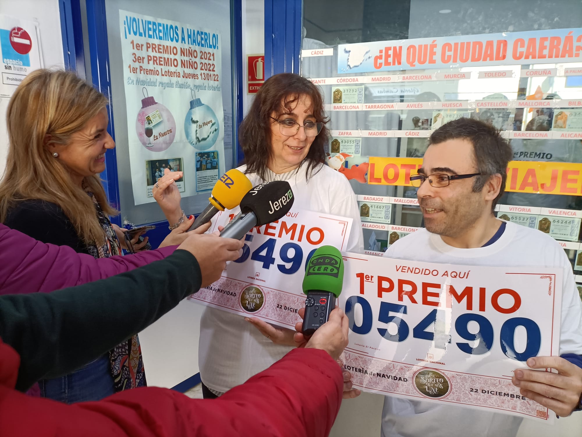 Loteros de Jerez atendiendo a los medios de comunicación tras vender un décimo de El Gordo