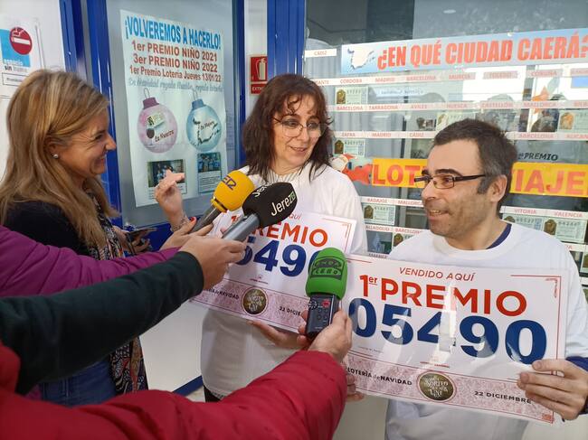 Loteros de Jerez atendiendo a los medios de comunicación tras vender un décimo de El Gordo