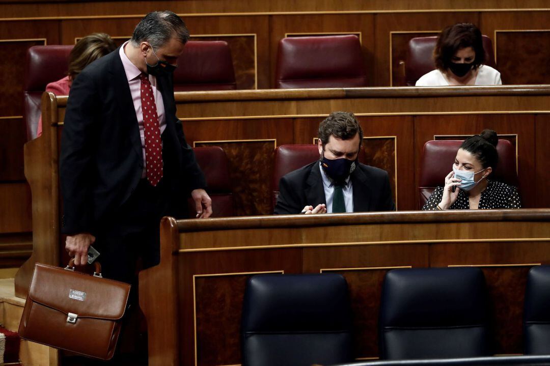 Los diputados de Vox, Javier Ortega Smith (i), Iván Espinosa de los Monteros (c) y Macarena Olona (d)