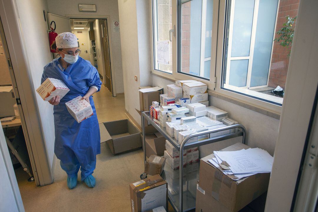 Una profesional sanitaria recoge material de protección en un hospital.