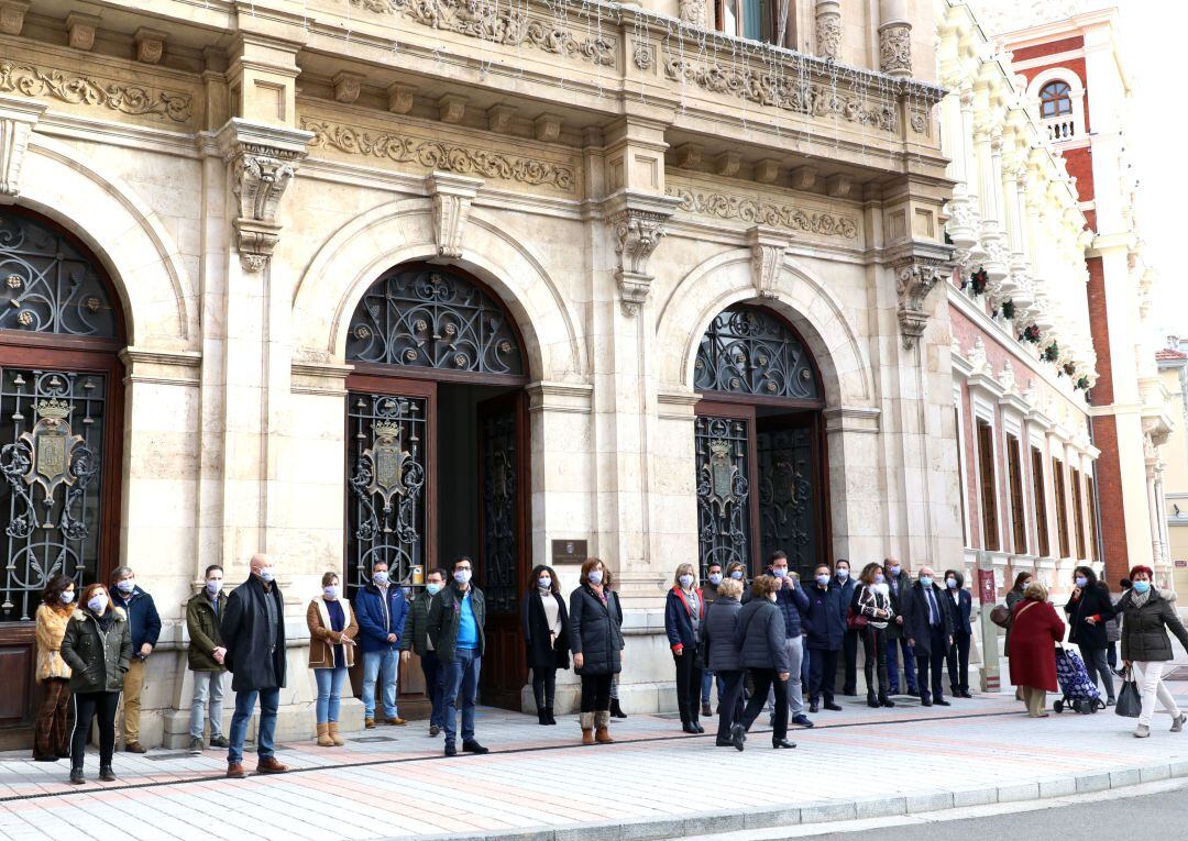 Miembros de la corporación y personal de la Diputación guardan 1 minuto de silencio en memoria de las víctimas