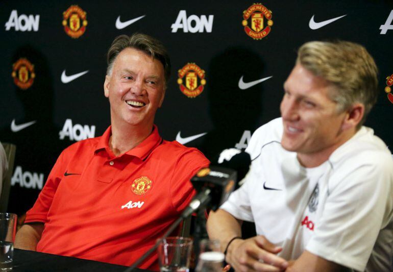 Van Gaal, junto a Schweinsteiger en una rueda de prensa