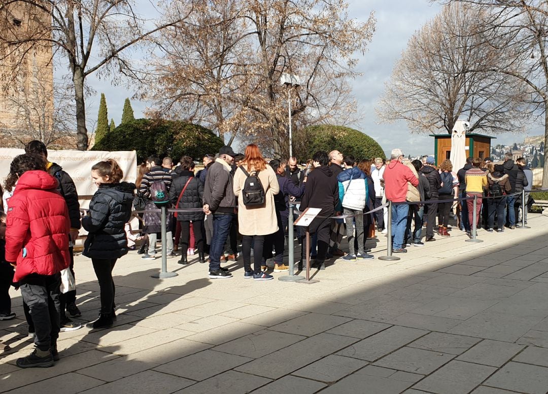 Colas de turistas para acceder a los Palacios Nazaríes de la Alhambra, en Granada