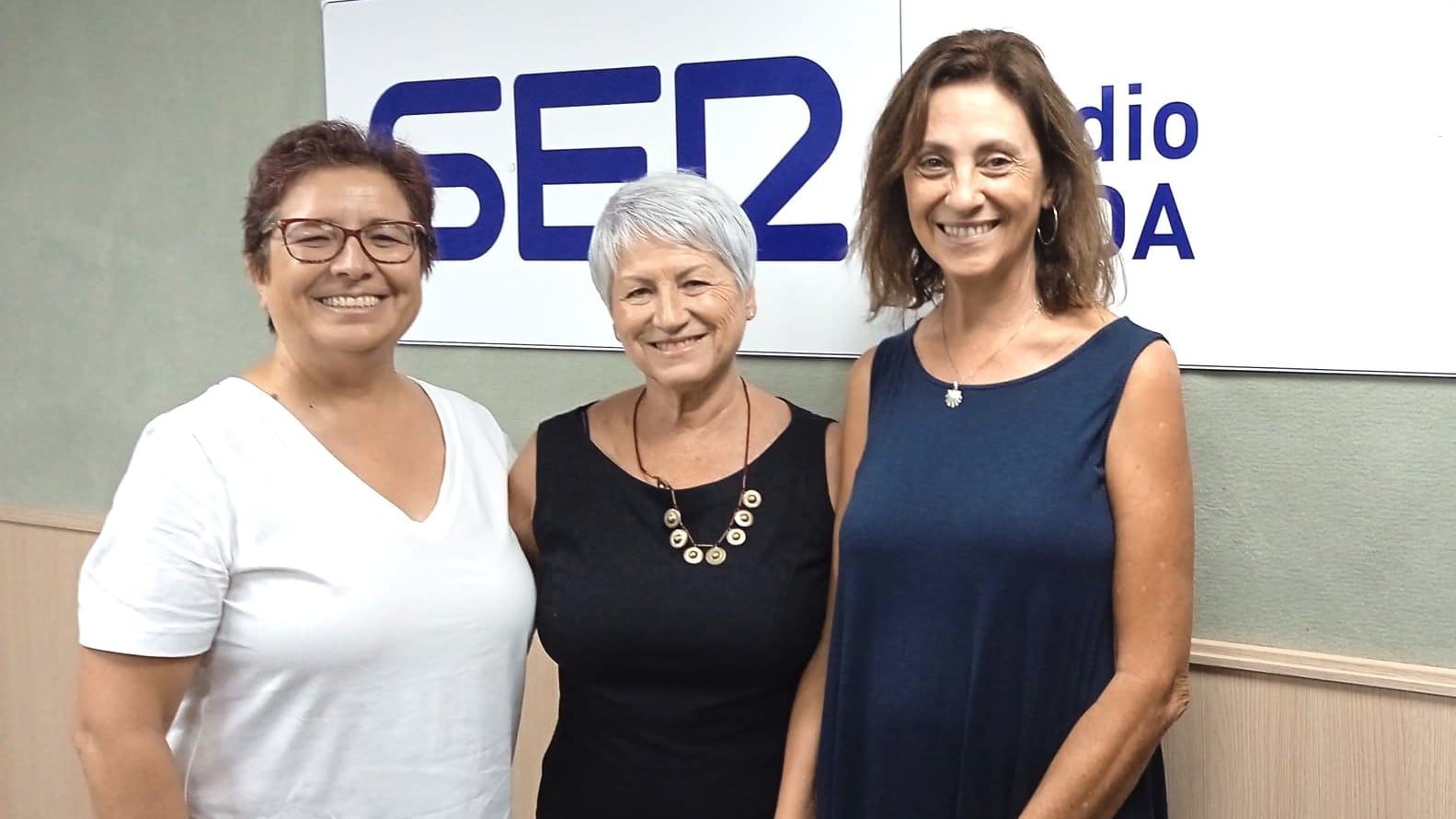 Pepi Martínez, en el centro de la imagen, junto a Ana, presidenta de la Junta local Elda-Petrer AECC y Mercedes Candelas, autora de la muestra.