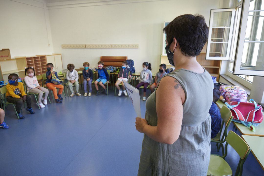 Una profesora con sus alumnos en clase en el Colegio Público Víctor Pradera en el primer día de colegio del curso escolar 2020-2021