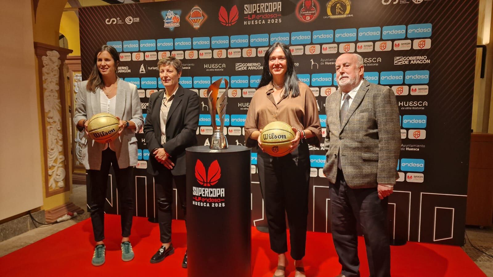 Acto de bienvenida en el Ayuntamiento de Huesca por la Supercopa de baloncesto femenino