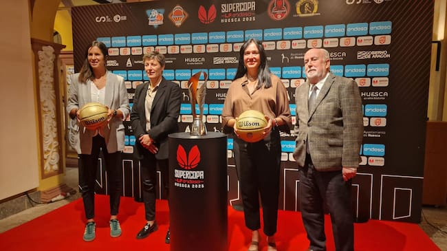 Acto de bienvenida en el Ayuntamiento de Huesca por la Supercopa de baloncesto femenino