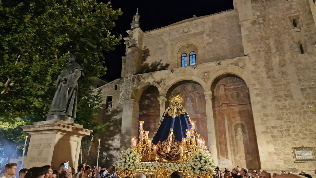 La Virgen de la Amargura (Huerto) ante la iglesia de Santo Domingo de Granada en su última procesión extraordinaria