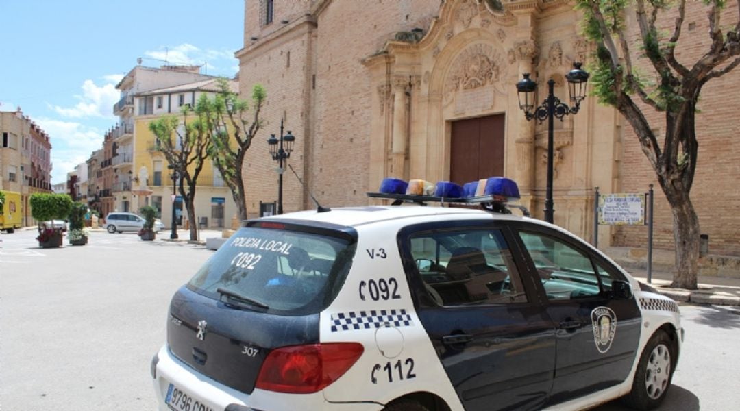 Un vehículo de la Policía Local de Totana frente a la céntrica iglesia de Santiago de la localidad