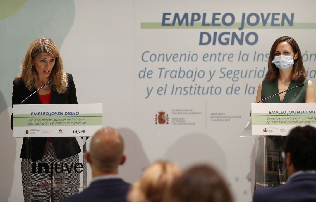 La ministra de Trabajo, Yolanda Díaz (i), y la ministra de Derechos Sociales, Ione Belarra (d), comparecen ante la prensa con motivo de la firma de un convenio que facilitará realizar acciones de colaboración conjunta entre la Inspección de Trabajo y Seguridad Social e Injuve para mejorar las condiciones laborales de las personas jóvenes.