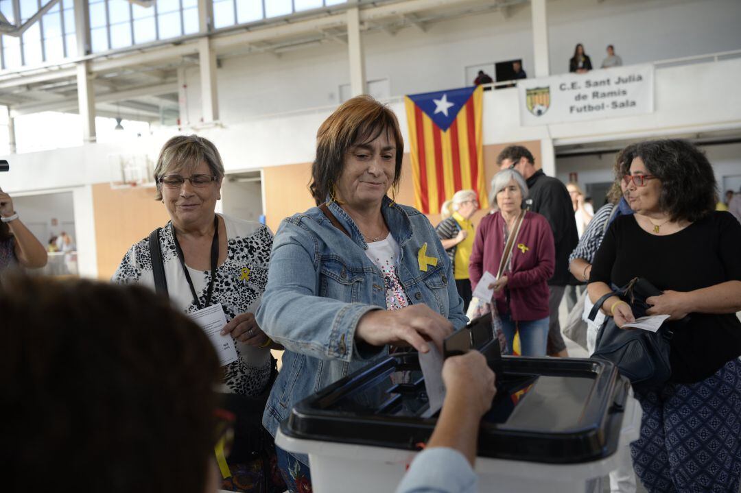 Reunión del Consell Executiu del Govern de la Generalitat en Sant Julià de Ramis (Girona) presidida por Quim Torra Ciudadanos votan simbólicamente en Sant Julià de Ramis (Girona) por el aniversario del referéndum del 1-O
 