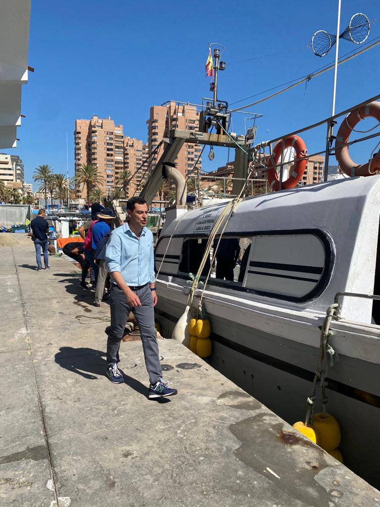 El candidato popular, Juan Manuel Moreno, en su visita al puerto de Fuengirola.