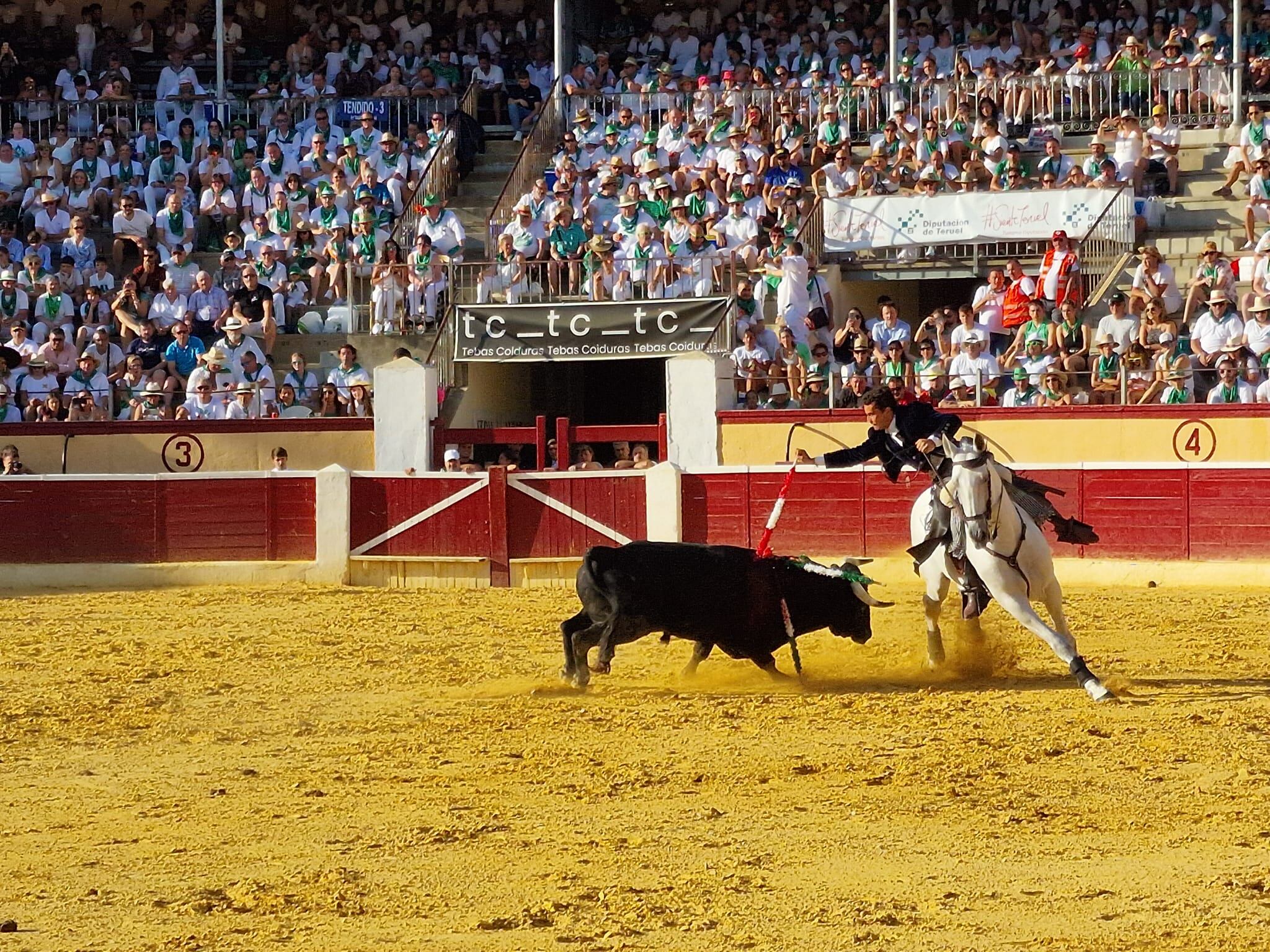 Los aficionados pasaron una buena tarde en la corrida de rejones en la plaza de toros de Huesca