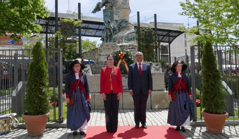 La alcaldesa de Móstoles, Noelia Posse, junto al consejero de Educación, Rafael Van Grieken en el acto de homenaje a los Héroes de la Independencia