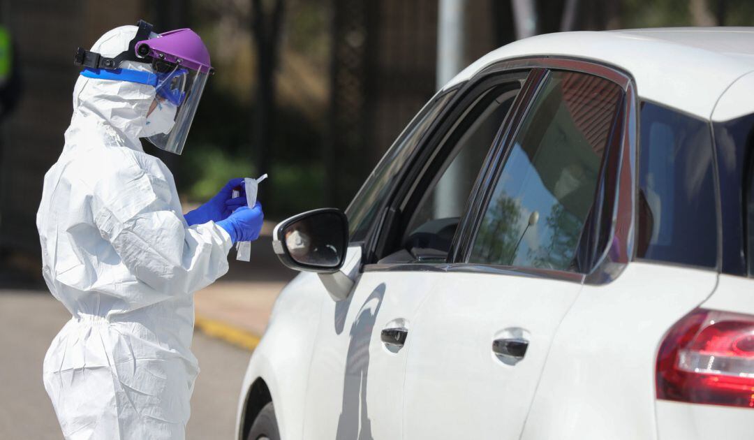 Una persona realiza un test para detectar el coronavirus a una conductor.