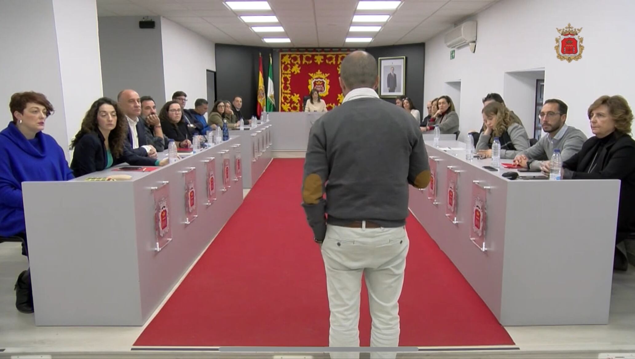 Uno de los vecinos de la barriada de &#039;Los Juzgados&#039; ante los concejales durante el desarrollo del pleno de este lunes