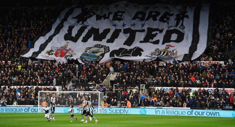 Los aficionados del Newcastle muestran una pancarta en St James&#039; Park.