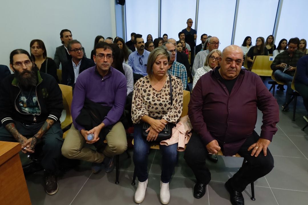 Familiares de la víctima, Víctor Lainez, durante el juicio. 