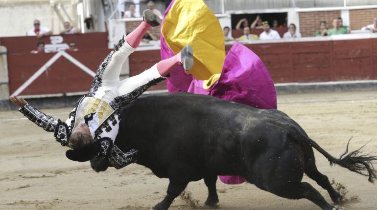 El diestro Manuel Díaz &#039;El Cordobés&#039; sufre una cogida en su primer toro de la feria de Los Remedios de San Sebastián de Los Reyes.