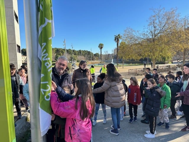 Colocación de la bandera verde en el Parque Universidad de Huesca