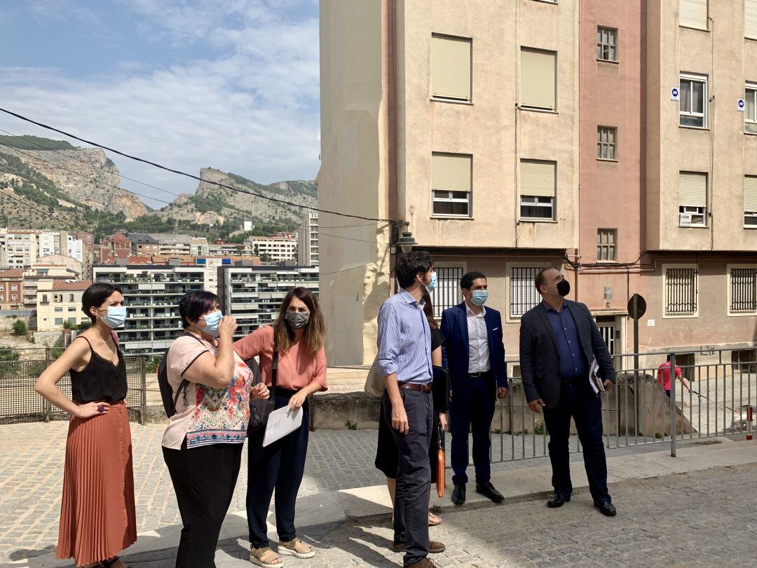 El vicepresidente segundo y conseller de Vivienda, Rubén Martínez Dalmau, junto al alcalde, Antonio Francés, han encabezado la delegación que ha visitado la parcela en Embajador Irles donde se construirán las siete viviendas sostenibles.