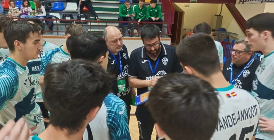 Sergio Belda da instrucciones a sus jugadores durante un tiempo muerto