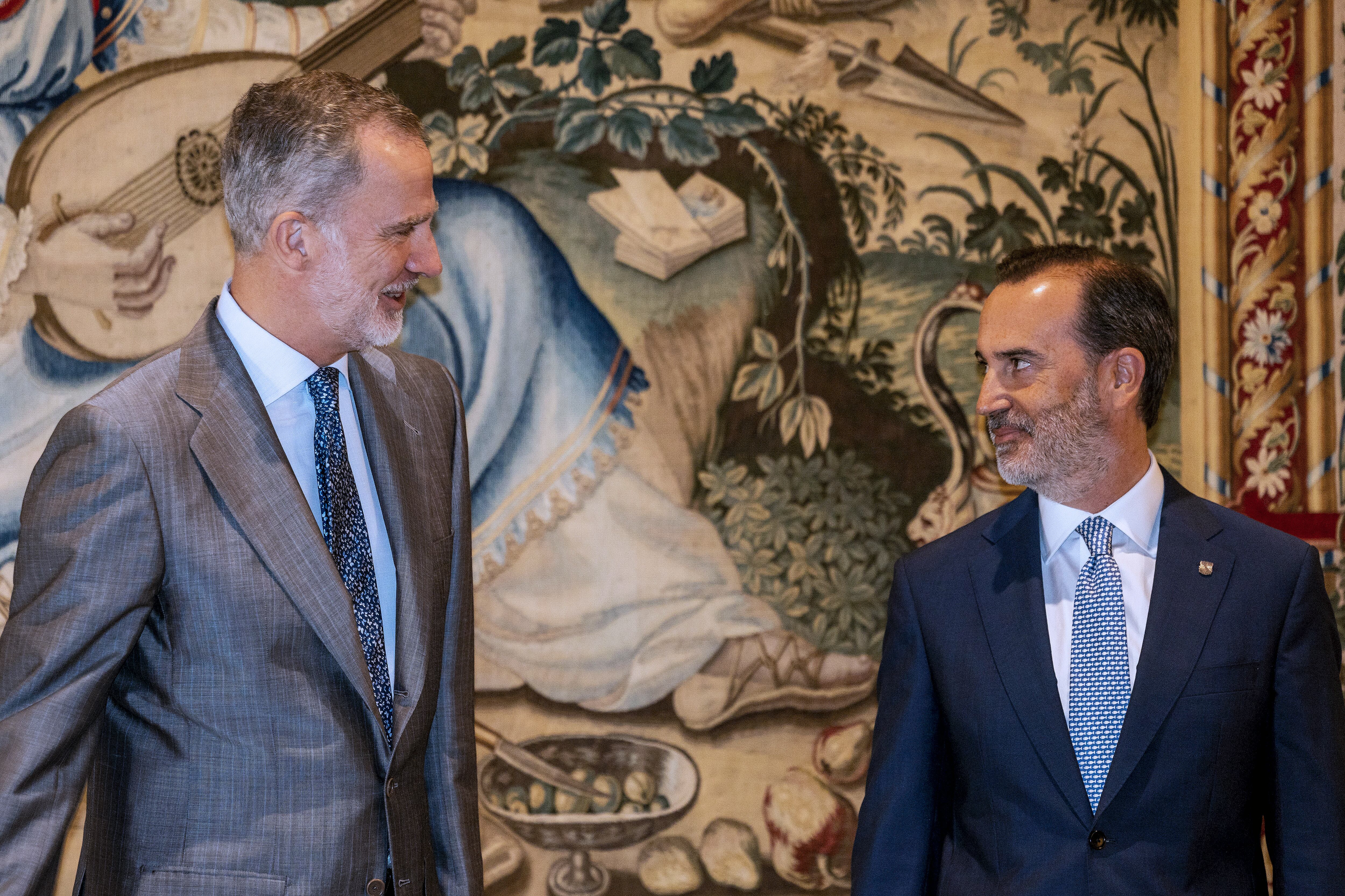PALMA, 24/07/2024.- El rey FElipe VI recibe en audiencia al presidente del Parlament, Gabriel Le Senne, este miércoles en el Palacio de la Almudaina (Palma). EFE/CATI CLADERA