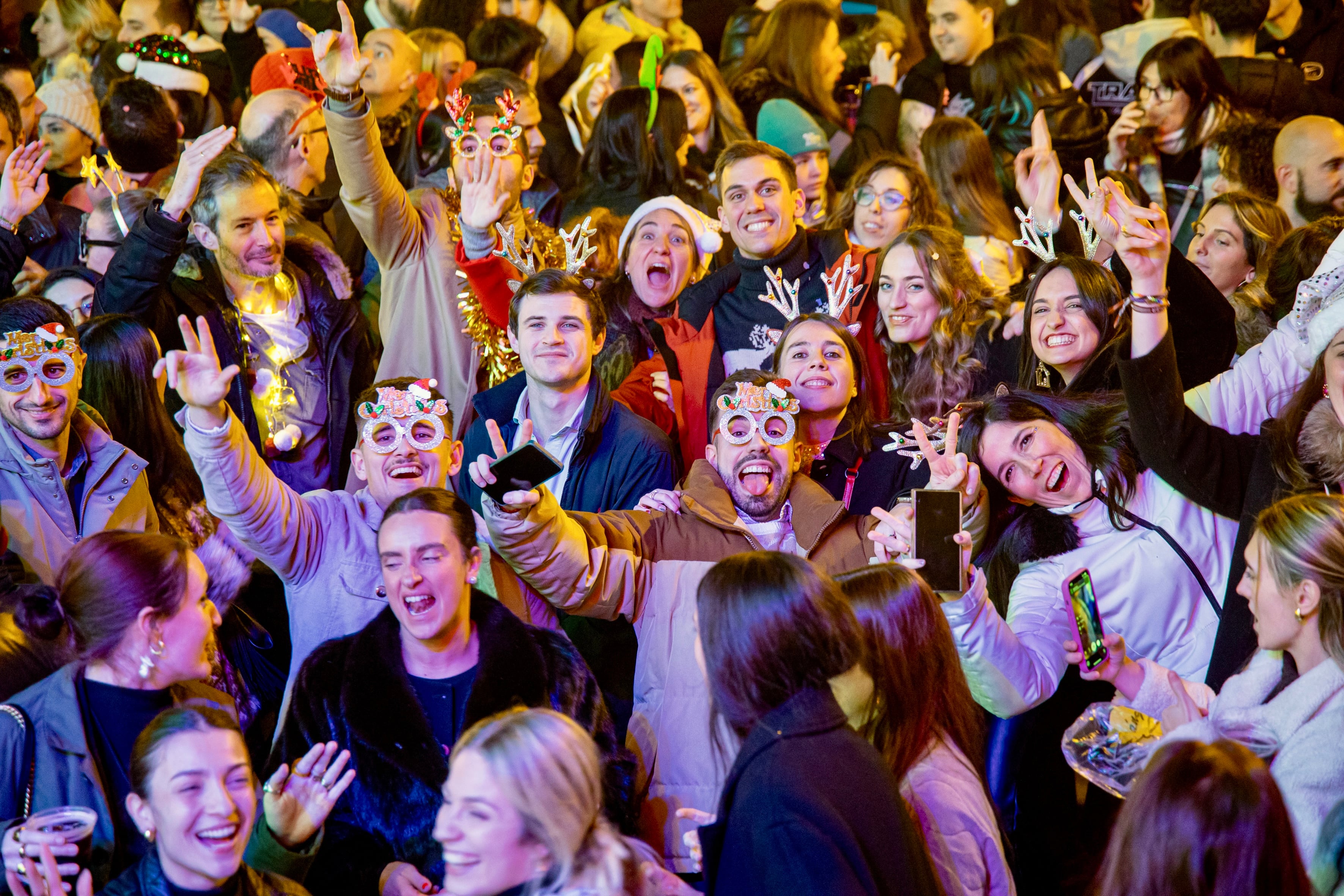 LOGROÑO, 21/12/2024.- Cientos de personas se han reunido esta noche del viernes en el céntrico paseo de El Espolón de Logroño para celebrar la primera fiesta preuvas, ambientada con música ochentera y urbana, como inicio de la Navidad, en un acto organizado por el Ayuntamiento de la capital riojana y Radio Rioja Cadena SER.-EFE/ Raquel Manzanares