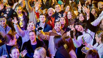 Logroño adelanta las campanadas con la segunda edición de la fiesta Pre-uvas en el Espolón