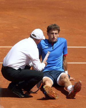 GRA314. BARCELONA, 20/04/2016.- El tenista español Pablo Carreño conversa con el árbitro durante el partido jugado hoy contra el alemán Philipp Kohlscreiber, en el Trofeo Conde de Godo de tenis Barcelona Open Banc Sabadell que se celebra en la ciudad cond