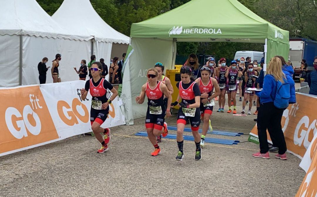 Equipo femenino del Triatlón Soriano, en la reciente prueba de Alcobendas.