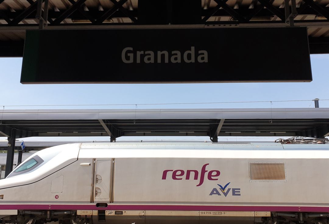 Una vez superadas las pruebas, este ha sido el primera AVE en llegar a Granada este lunes en simulación de viaje real. Todo exactamente igual aunque sin viajeros