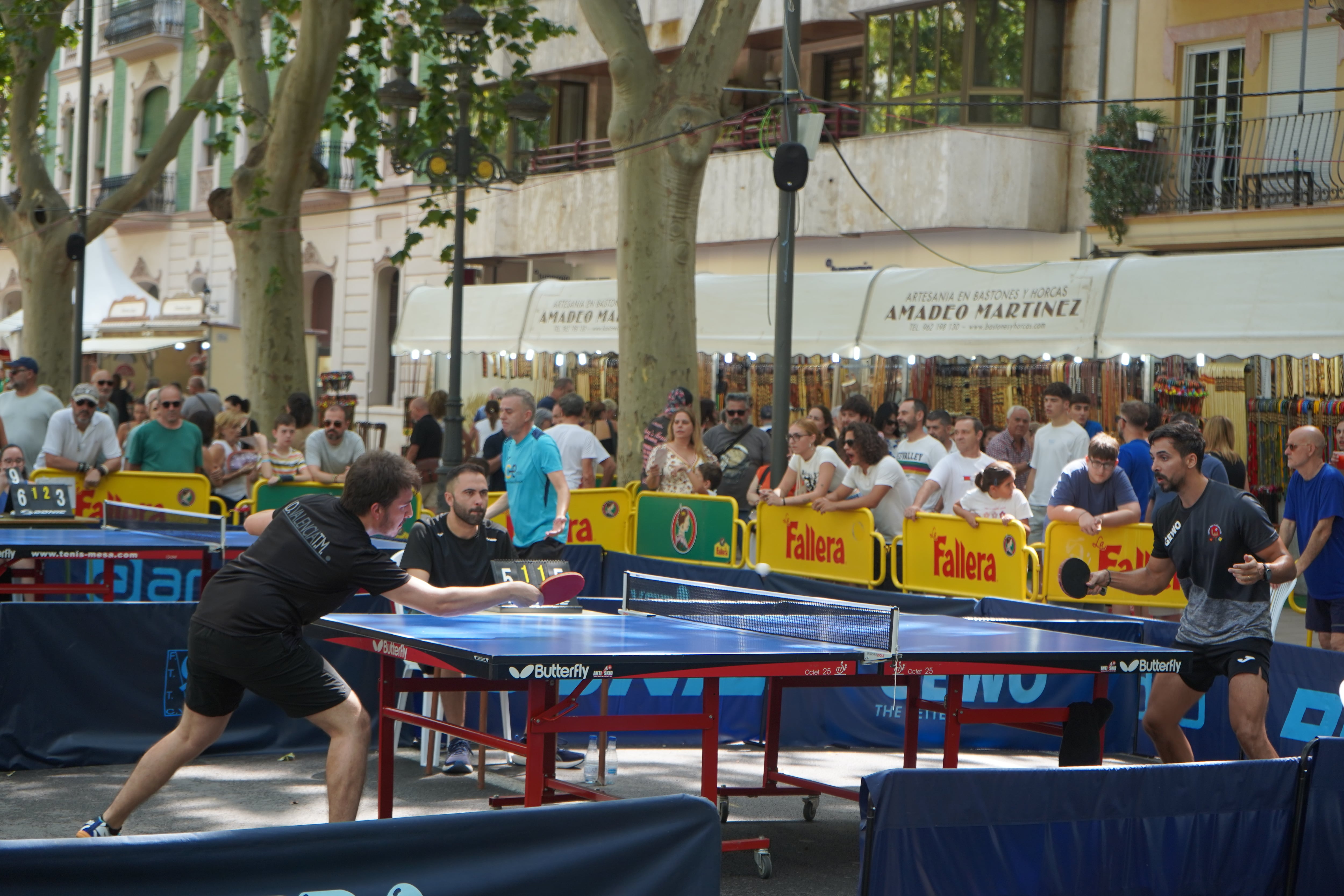 Competición de tenis de mesa en la Fira de Xàtiva