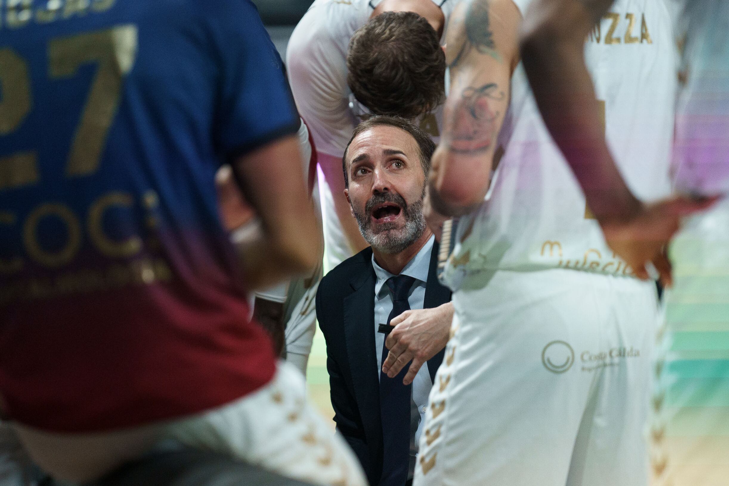 LA LAGUNA (TENERIFE), 03/05/2023.- El entrenador del UCAM Murcia, Alfonso Alonso, da instrucciones a sus jugadores durante el partido de baloncesto correspondiente a la Liga Endesa ante el UCAM Murcia celebrado este miércoles en el pabellón Santiago Martín de La Laguna, en Tenerife. EFE/Ramón de la Rocha
