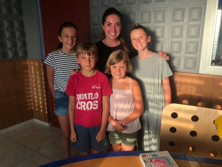 Daniela, Simón, Miriam y Paula, con Noe Martínez