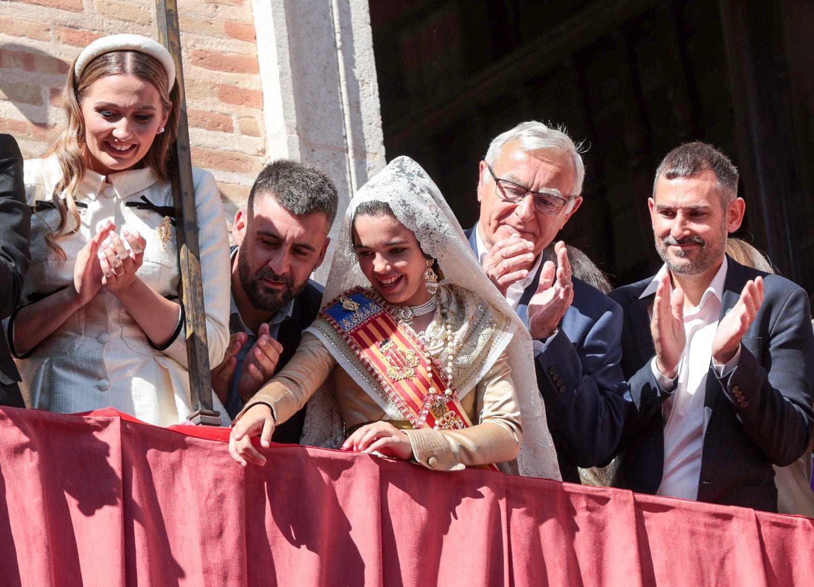 El alcalde de València, Joan Ribó, durante el traslado de la Virgen de los Desamparados, este domingo en València.