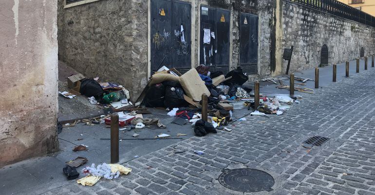 Basura situada junto al refugio antiaéreo.