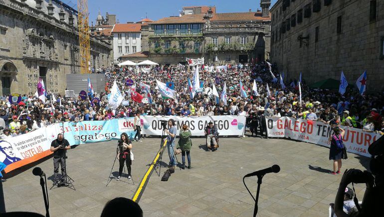 Miles de personas en Praza Quintana en la manifestación del Día das Letras