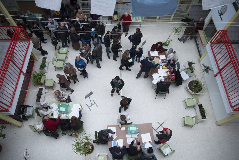 GRA146. MÁLAGA, 22/03/2015.- Numerosos ciudadanos hacen cola antes de votar en las elecciones autonómicas para la Junta de Andalucía, hoy en un colegio de Málaga. Los 9.873 mesas electorales andaluzas han abierto hoy con normalidad para que puedan ejercer su derecho al voto los 6.496.685 electores convocados en los décimos comicios andaluces. EFE/Jorge Zapata