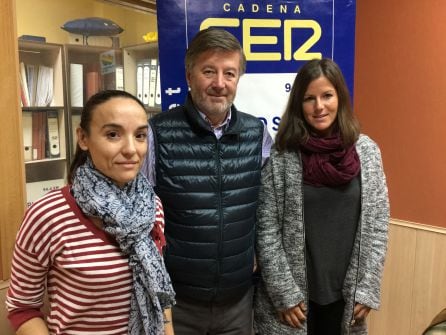 De izquierda a derecha, Pilar García, actual supervisora de organización, Rafael Gil-Alfaro, franquiciado de la marca en Fuenlabrada y Getafe, y Natalia Gil-Alfaro, supervisora de restauración.