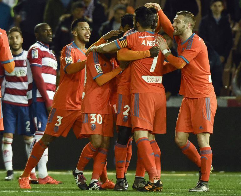 GRA320. GRANADA, 14012016.- El centrocampista francés del Valencia Wilfried Zahibo (c) celebra con sus compañeros el gol marcado ante el Granada durante el partido de vuelta de octavos de final de la Copa del Rey que disputan en el Nuevo Estadio de Los Cá