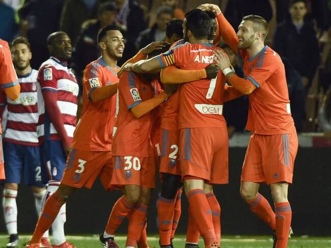 GRA320. GRANADA, 14012016.- El centrocampista francés del Valencia Wilfried Zahibo (c) celebra con sus compañeros el gol marcado ante el Granada durante el partido de vuelta de octavos de final de la Copa del Rey que disputan en el Nuevo Estadio de Los Cá