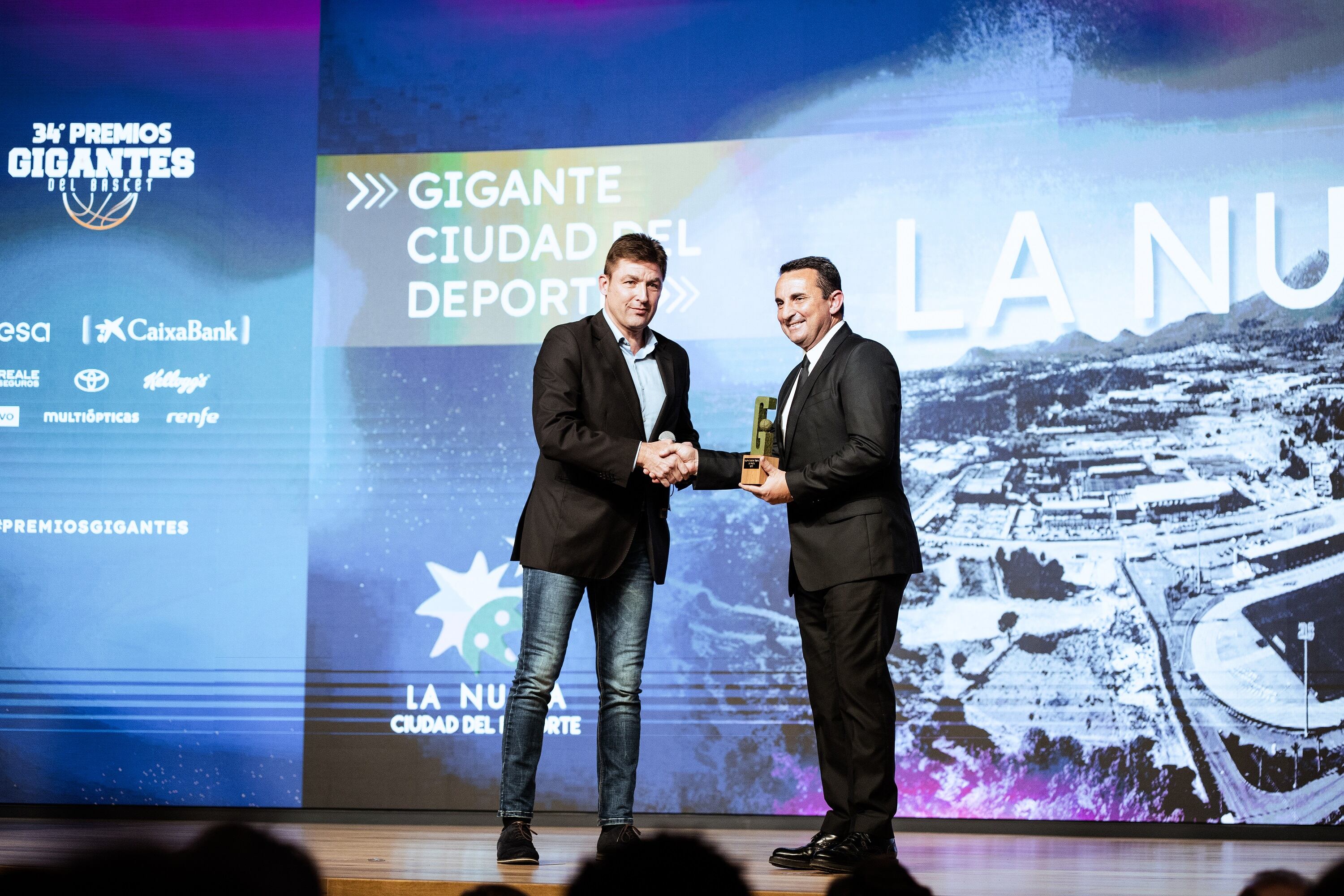 Bernabé Cano, alcalde de La Nucía, recibiendo el “Premio Gigantes” de la mano de Rafael Jofresa, ex jugador internacional de baloncesto