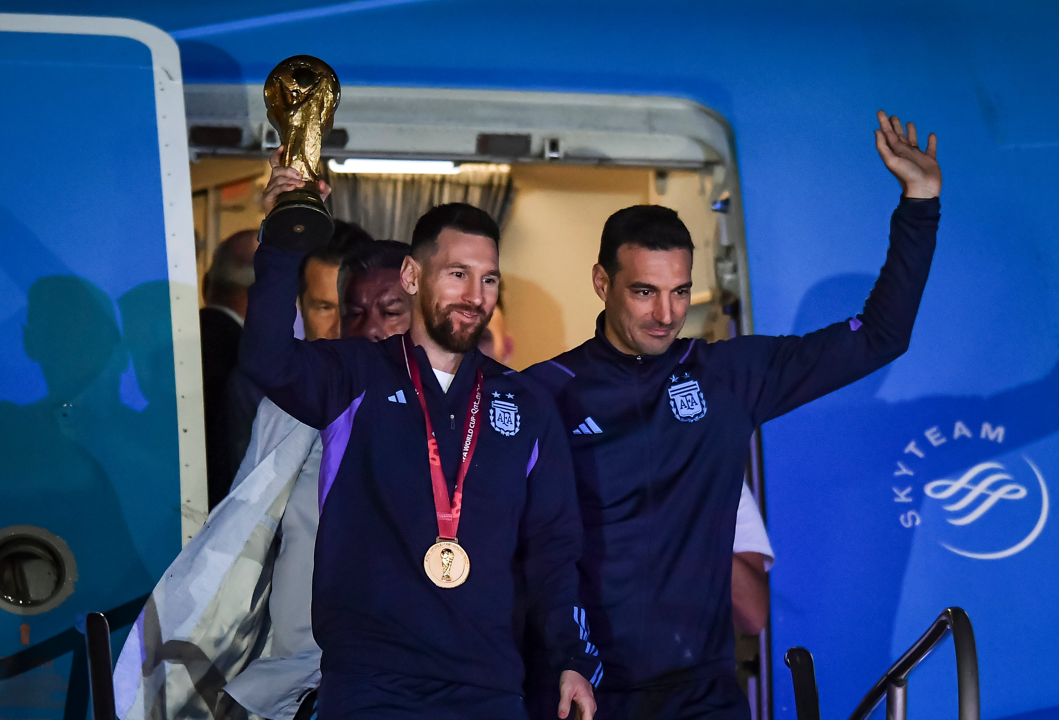 Messi, con el trofeo de campeón del mundo, junto a Scaloni.