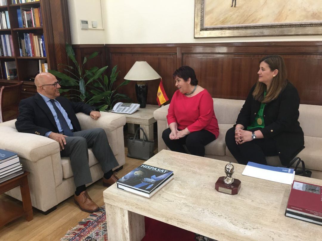 Reunión de la alcaldesa de Segovia Clara Luquero y la concejal de urbanismo Clara Martín con el Secretario de Estado de Defensa Ángel Olivares