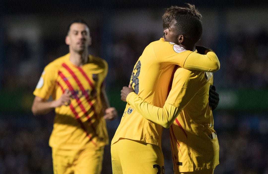 NIco González celebrando el tanto de Dembélé