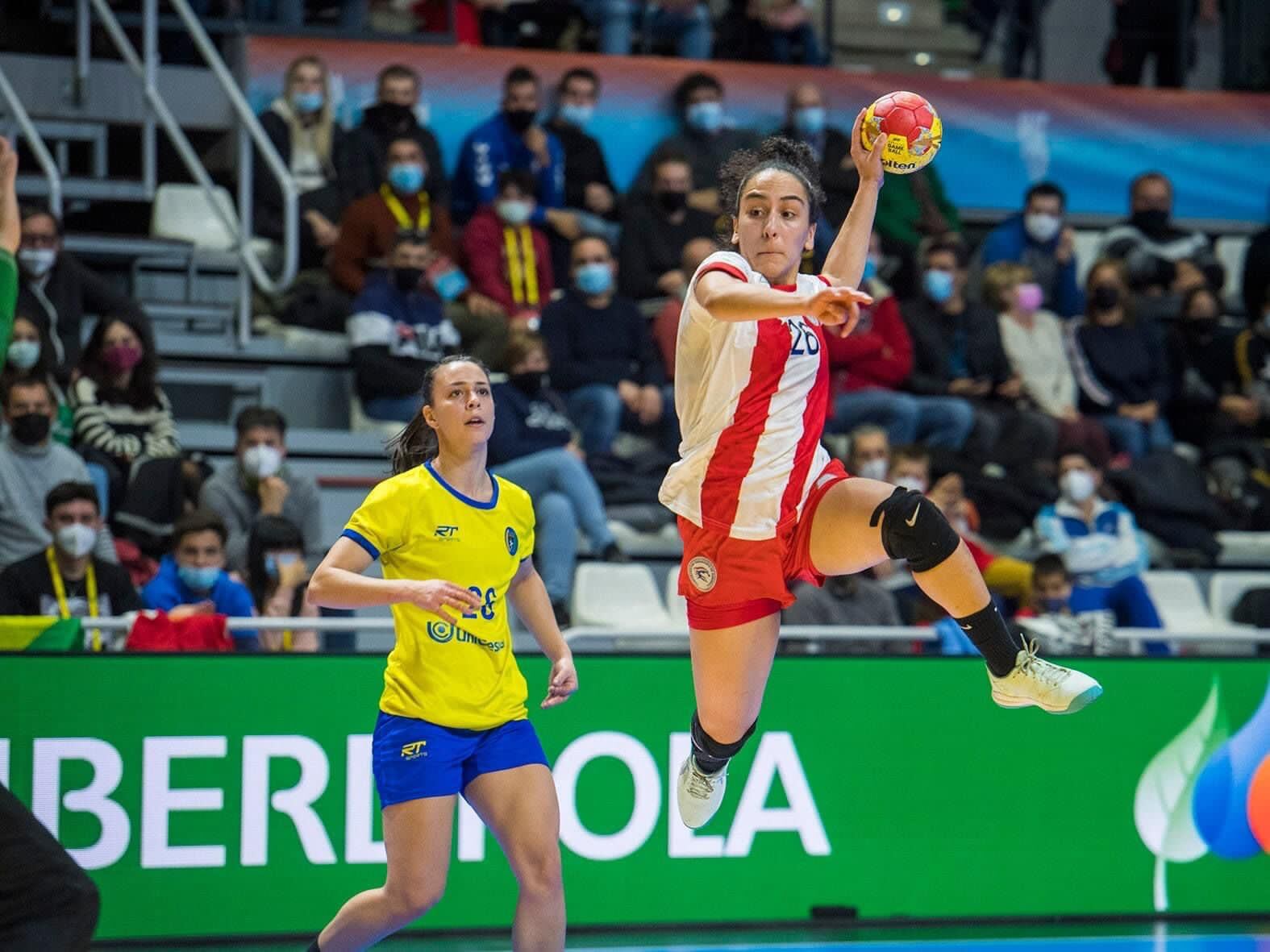 Jazmin Mendoza,  nueva jugadora del CICAR Lanzarote, lanzando a puerta.