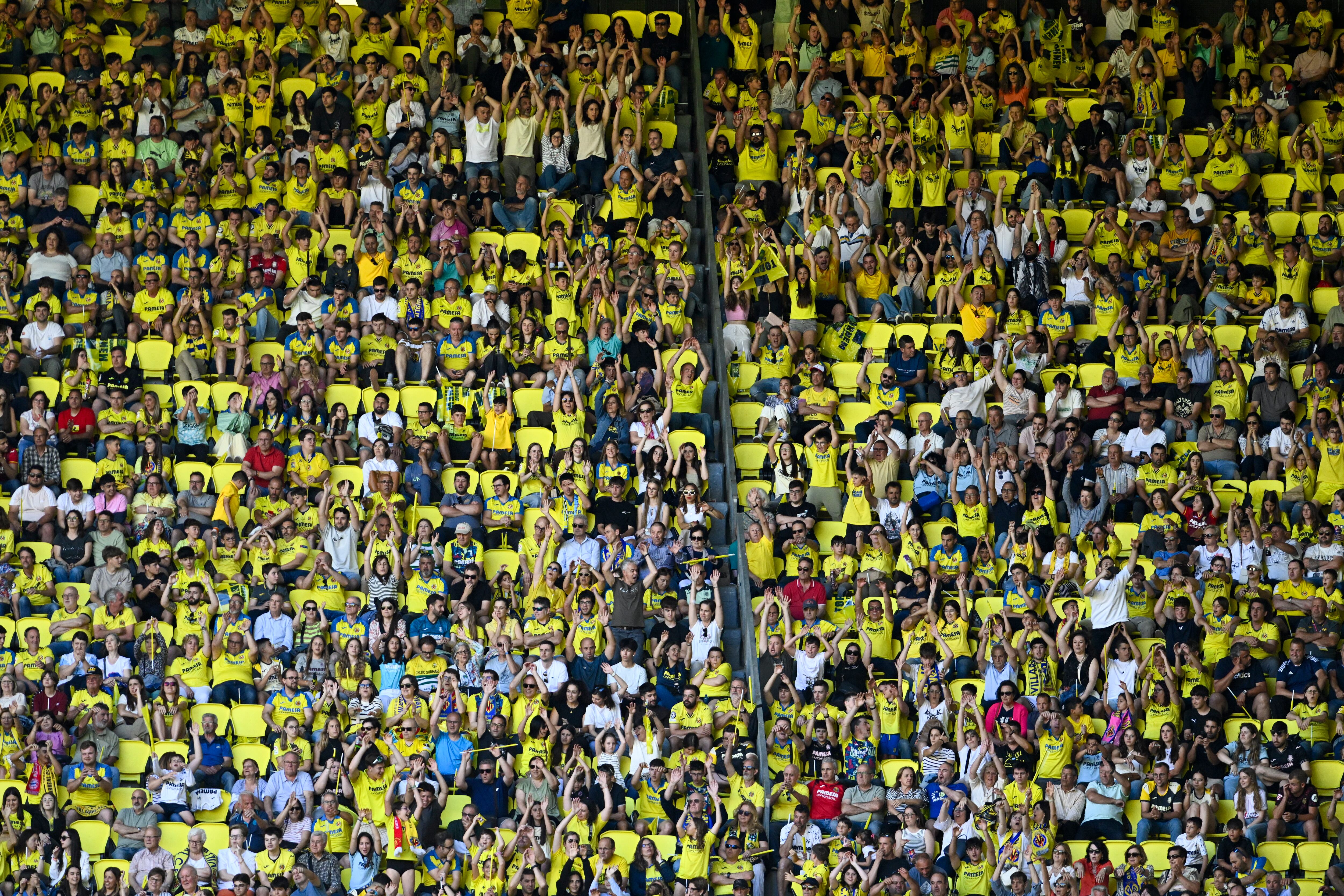 VILLARREAL (CASTELLÓN), 25/05/2025.- La afición del Villarreal anima este domingo, durante el partido de la jornada 38 de LaLiga EA Sports, que Villarreal y Sevilla disputan en el Estadio de la Cerámica. EFE/ Andreu Esteban